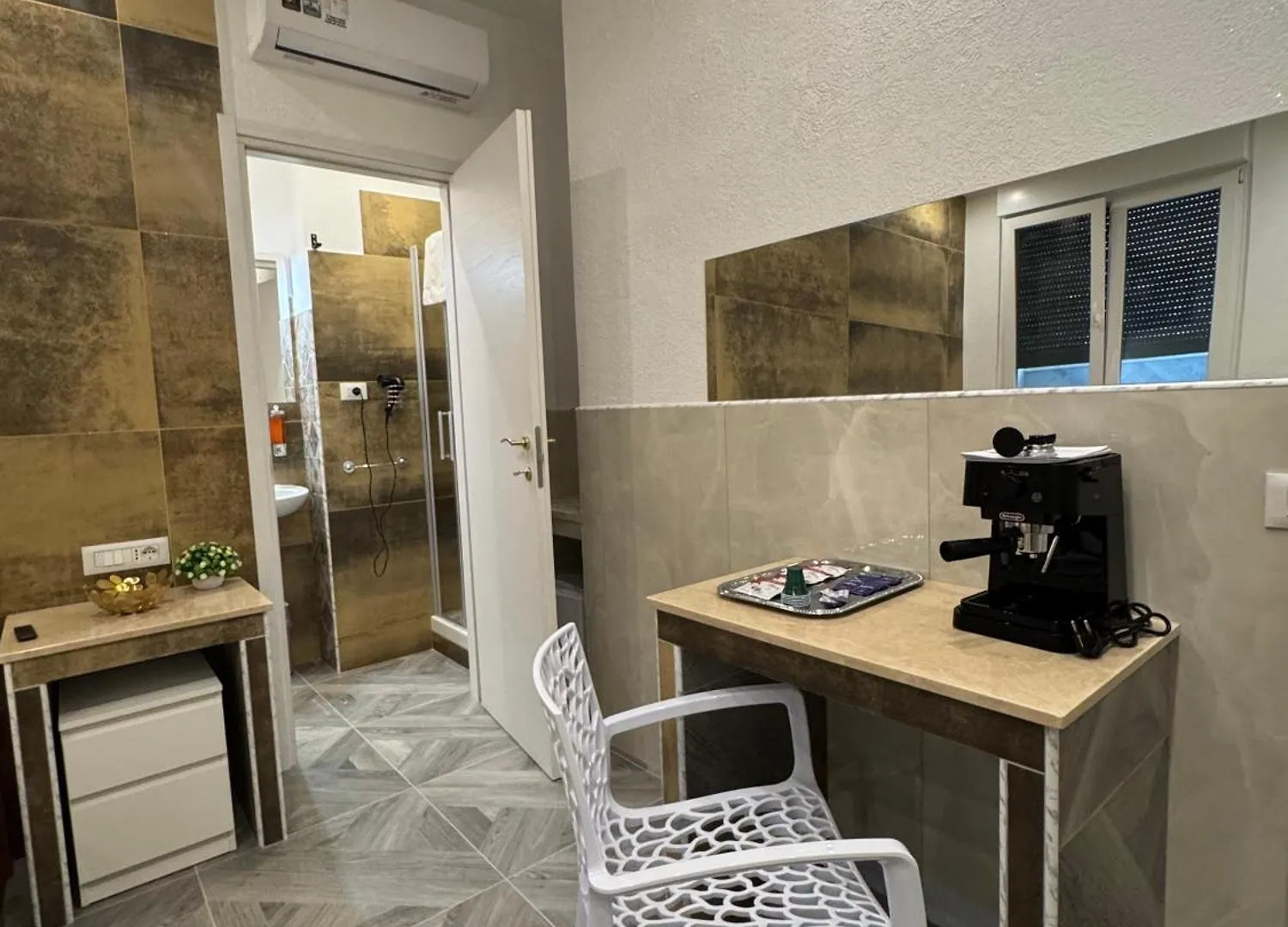 Luxor Eco Roma Casa E Appartamento Per Vacanze In Centro Piazza Bologna, Colosseo, Piazza Di Spagna, Vaticano, San Pietro, Sapienza, Fontana Di Trevi, Piazza Navona, Trastevere, Tiburtina, Termini, Aeroporto Rome